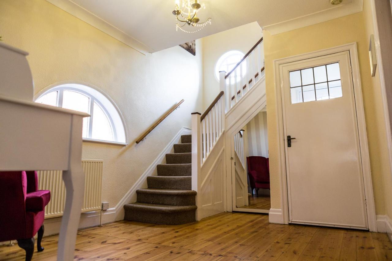 Large 5 Bed House In Scarborough Near The Beach, Large Garden & Hot Tub المظهر الخارجي الصورة