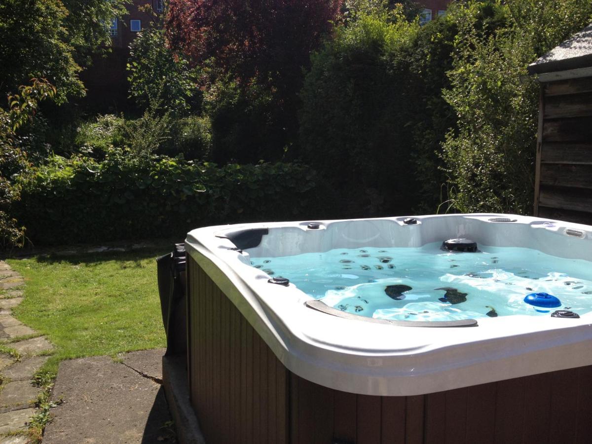 Large 5 Bed House In Scarborough Near The Beach, Large Garden & Hot Tub المظهر الخارجي الصورة