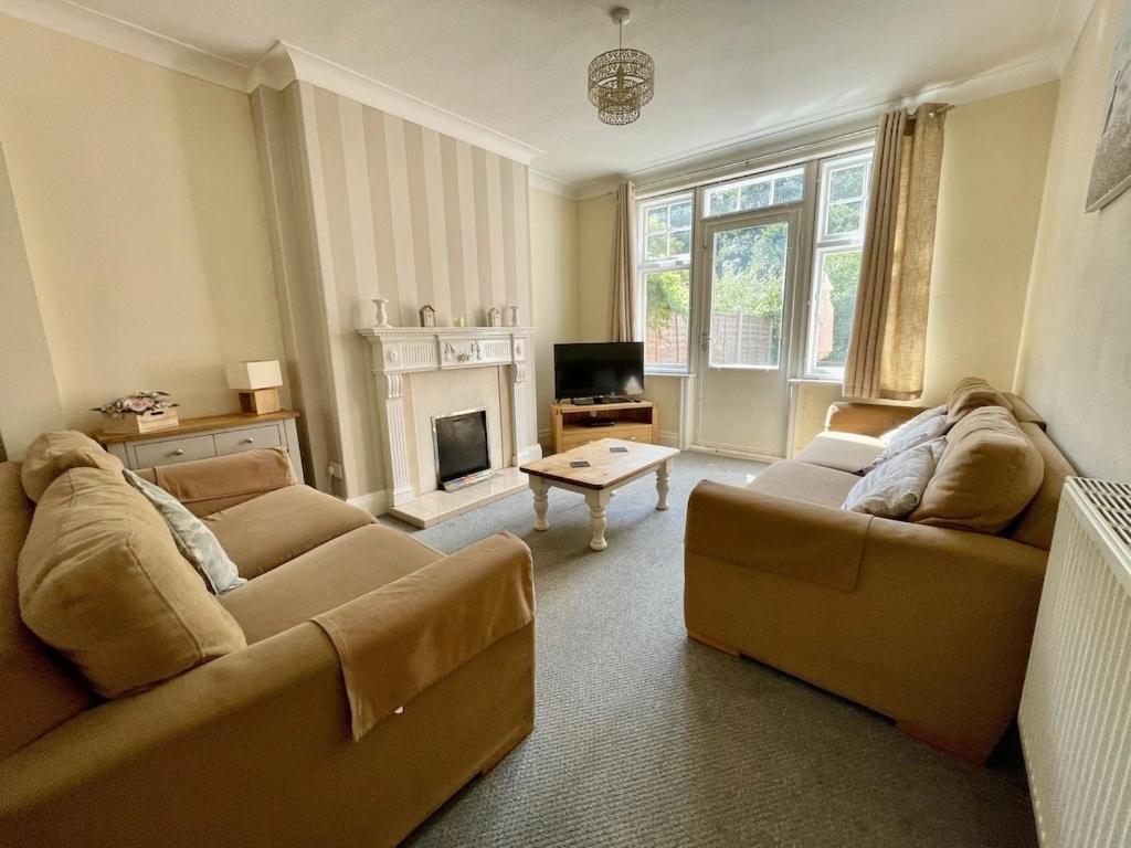 Large 5 Bed House In Scarborough Near The Beach, Large Garden & Hot Tub المظهر الخارجي الصورة